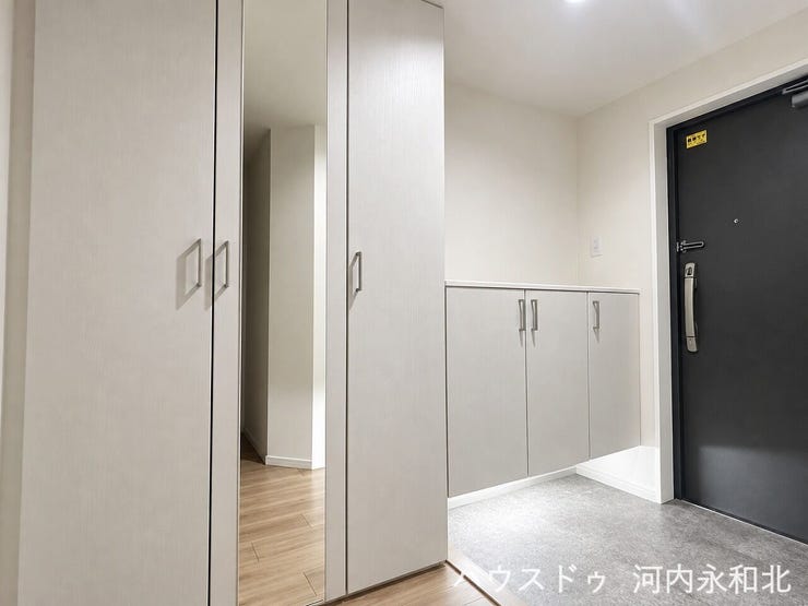靴も小物もこれ1箇所に収まる大容量収納!広々とした土間で靴の脱ぎ履きもスムーズ。