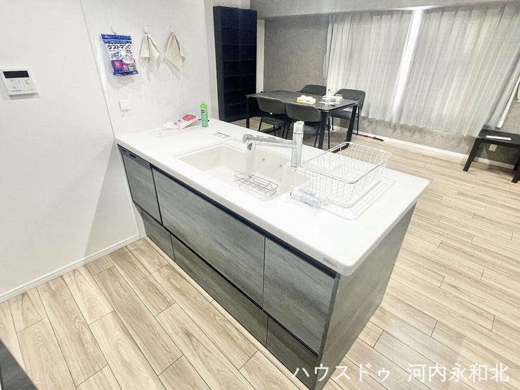 LDKと一体感のある対面式システムキッチン。シックな木目調が上質な空間を演出します。