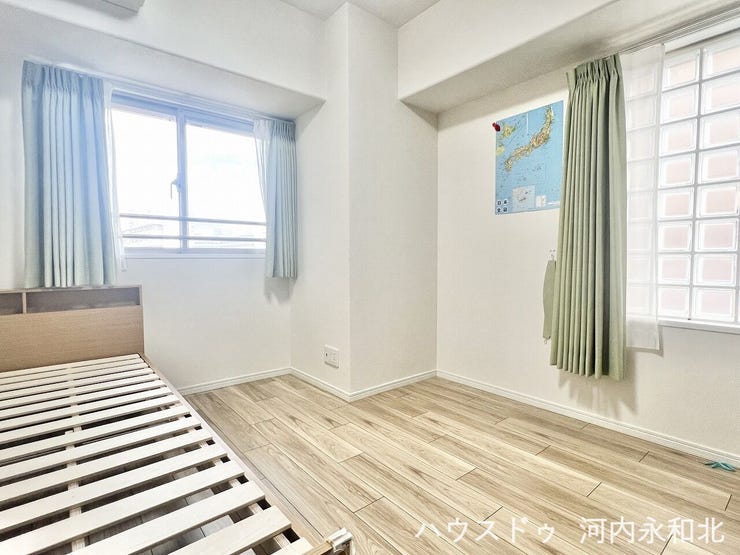 光と風を感じる二面採光の心地よい洋室。すっきりとした空間で自分好みの寛ぎスタイルを。