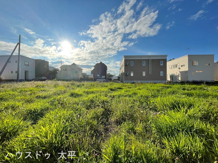 【外観】
開放感のある広々とした土地で、陽当たりも良好。
落ち着いた住環境で、のびのび暮らせるおすすめの区画です。