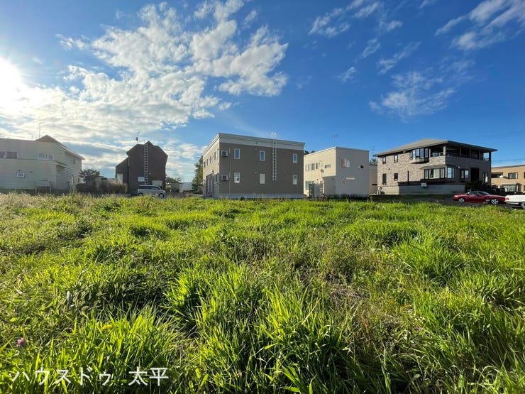開放感のある広々とした土地で、陽当たりも良好。
落ち着いた住環境で、のびのび暮らせるおすすめの区画です。