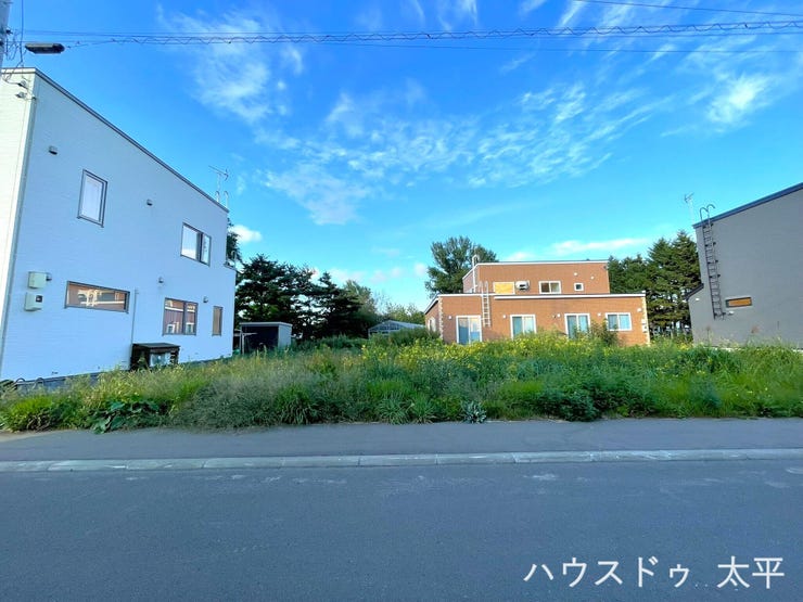 【外観】
落ち着いた街並みと開放感を兼ね備えた、ゆとりある住環境。
周囲には戸建住宅が建ち並び、穏やかな雰囲気が広がる住宅地です。