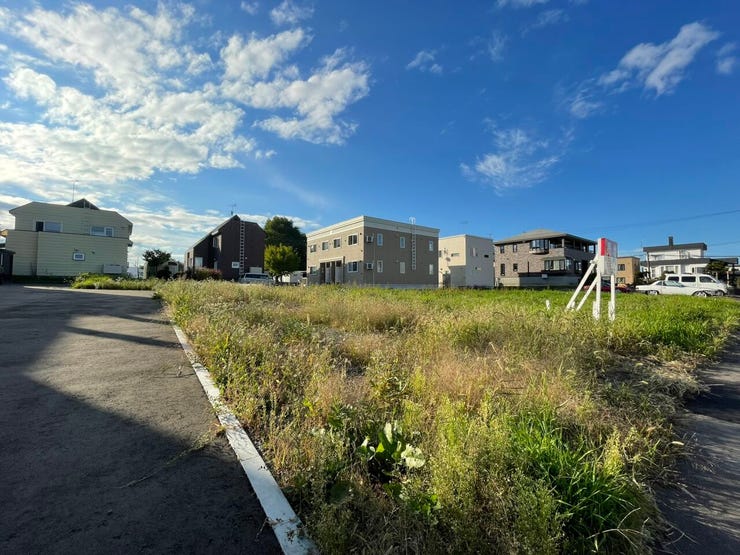日当たり良好で、開放感のある明るい土地です。周辺も落ち着いた住宅街で、住環境の良さが魅力です。
