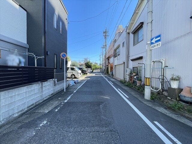 幅員約6mの前面道路です。車が余裕を持ってすれ違うことが出来る道幅です。車の出し入れも余裕を持って行うことが出来ます。