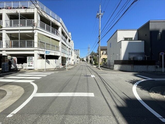幅員約10mの前面道路です。広々としていて、街並みが開放的で圧迫感がありません。