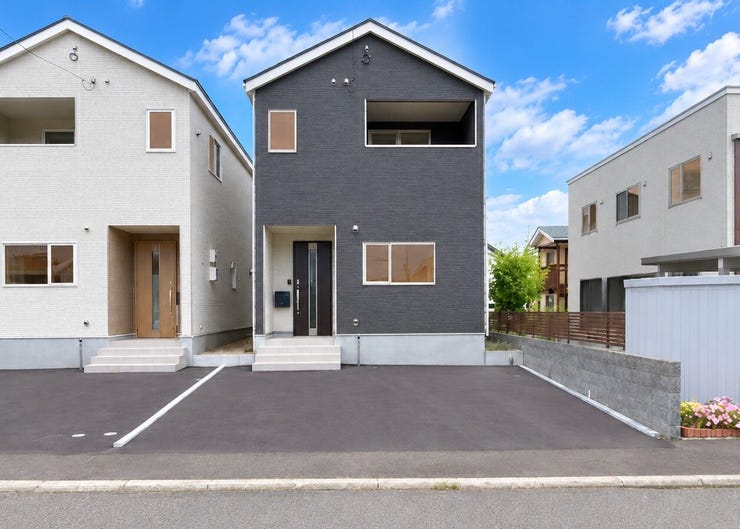 【外観】
家族の暮らしに寄り添う4LDKの新築一戸建てが、南区川沿十三条に登場!LDK15帖超・主寝室7帖超で、家族それぞれの時間も大切にできます。駐車2台可(車種による)。ぜひ現地で住み心地をご体感ください!