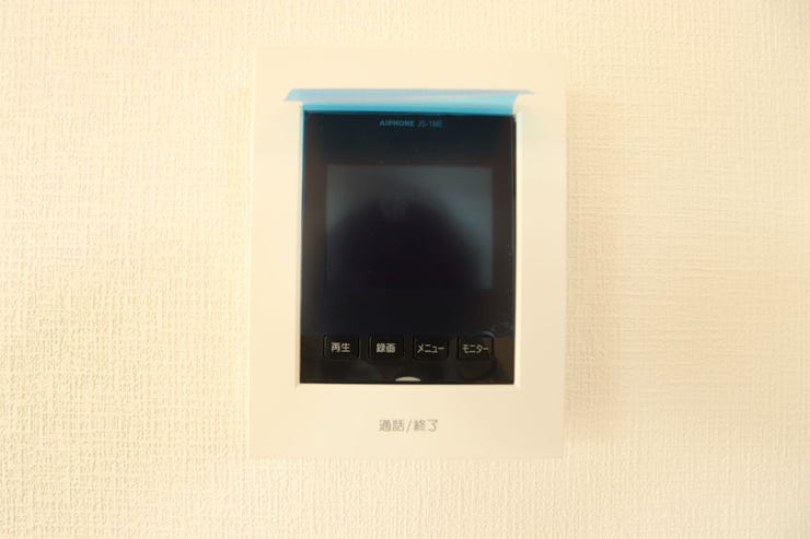 【TVモニター付きインターホン】
訪問者を画像と音声で確認できる、防犯性に優れた安心のシステム。スッキリとしたデザインで、誰でも簡単に操作していただけます。