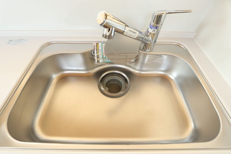 【シンク】
熱や衝撃に強いステンレス製のシンクです。
表面にある目に見えない保護膜が自然に再生するため、水に濡れても長くサビを防ぎます。