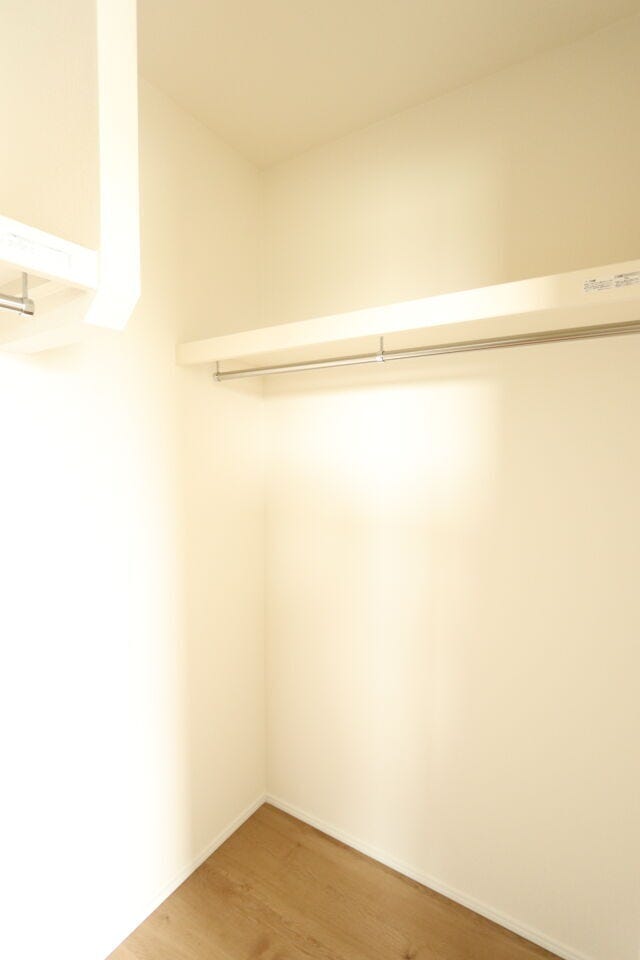 【ウォークインクローゼット】
7帖の洋室にあり、バルコニーで干した衣類を部屋を移動せず収納できます。
奥行きと高さもあるので、コートなど丈の長い衣類はもちろん、収納ケースも設置可能♪