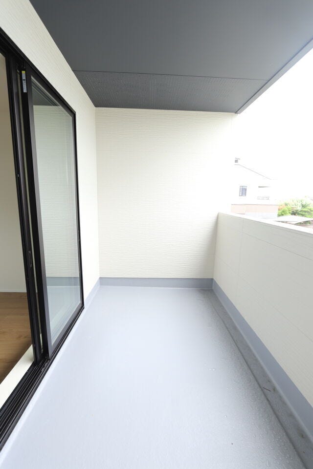 【バルコニー】
7帖の洋室から出入りができるバルコニーです。
広い空間なので洗濯物を干す場所だけでなく、家族との時間を満喫する場所としても活躍します♪