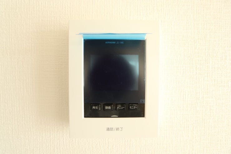 【TVモニター付きインターホン】
訪問者を画像と音声で確認できる、防犯性に優れた安心のシステム。スッキリとしたデザインで、誰でも簡単に操作できます。