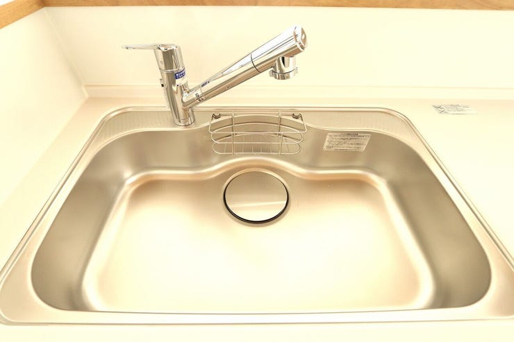 【シンク】
熱や衝撃に強いステンレス製のシンクです。
表面にある目に見えない保護膜が自然に再生するため、水に濡れても長くサビを防ぎます。