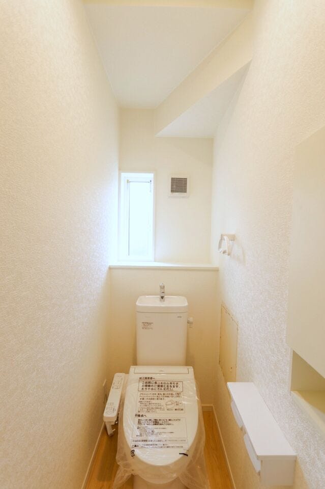 【トイレ】
停電時、災害時に水が流れやすいタンク式で安心性があります。
その場で手を洗ってからドアノブに触れることができるため、衛生面に配慮しています。