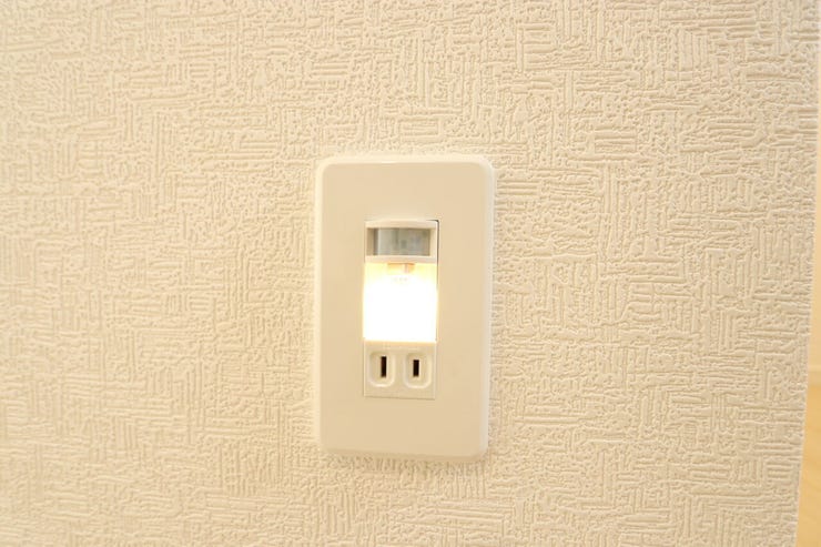 【廊下コンセント】
暗くなると明るさセンサーや人感センサーで自動点灯し、夜間の廊下の足元を照らすフットライトつきのコンセントです。