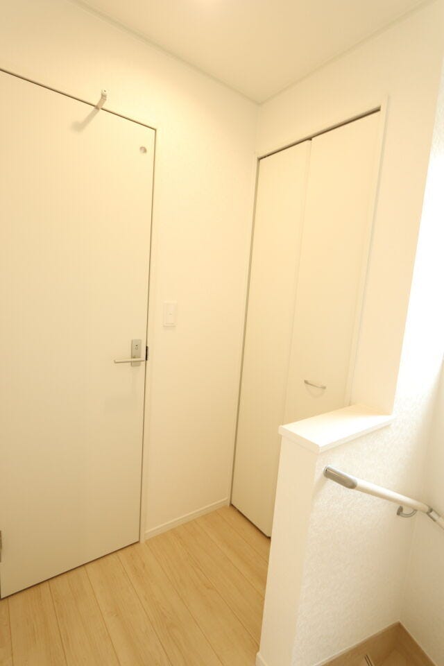 階段すぐのトイレと収納スペースです♪
左:トイレ
右:収納