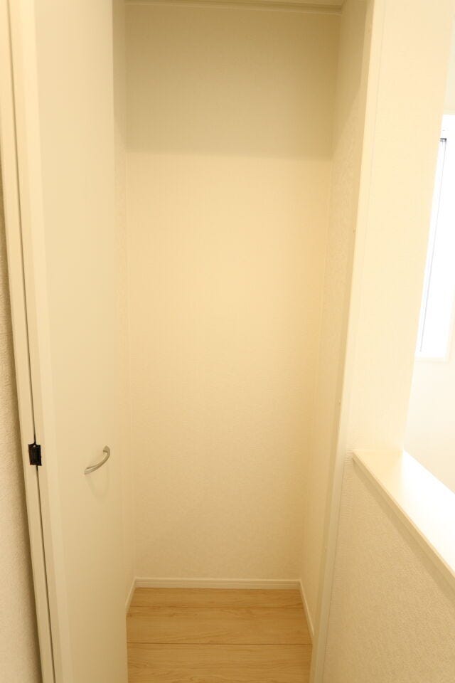 【2階 廊下収納】
階段付近の収納です。
消耗品や掃除道具、救急箱などの家族みんなが使う
「共用の日用品・ストック置き場」としても活用可能!
使い方は無限大です♪