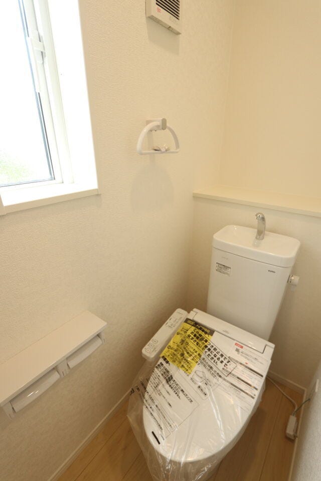 【トイレ】
停電時、災害時に水が流れやすいタンク式で安心性があります。
その場で手を洗ってからドアノブに触れることができるため、衛生面に配慮しています。