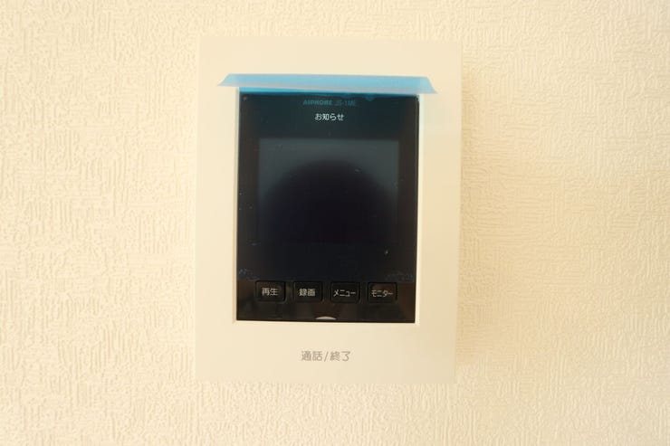【TVモニター付きインターホン】
訪問者を画像と音声で確認できる、防犯性に優れた安心のシステム。スッキリとしたデザインで、誰でも簡単に操作していただけます。