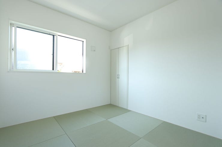 【4.5帖の和室】
リビング横の和室です。
小さなお子様のおむつ替えやキッズスペースとしてはもちろん、
お客様のゲストルームとしても活用可能です♪