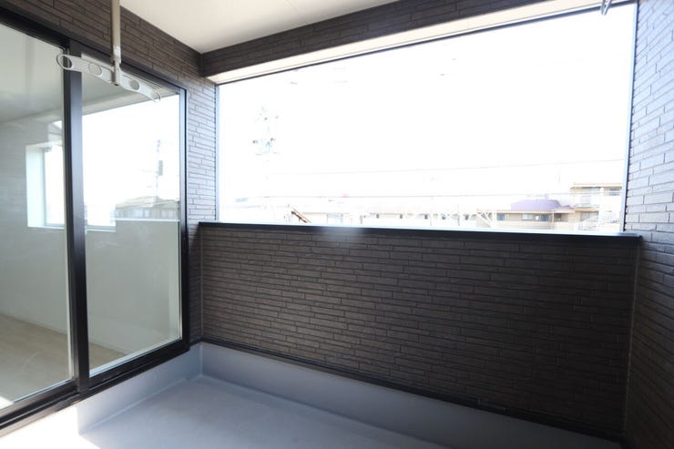 【バルコニー】
2つの部屋から出入りできるバルコニーです。
干した衣類を『畳む⇒収納する』作業の負担を最小限にします。
ゆとりのあるスペースで、家族とのくつろぎスペースとしても活用可能です♪