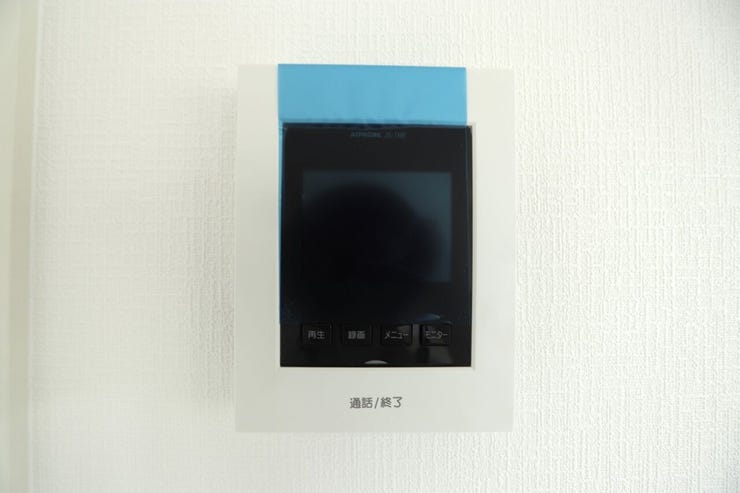 【TVモニター付きインターホン】
訪問者を画像と音声で確認できる、防犯性に優れた安心のシステム。スッキリとしたデザインで、誰でも簡単に操作できます。