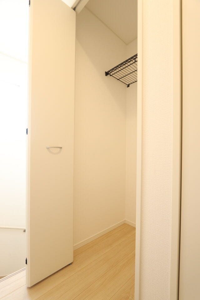 【2階 廊下収納】
階段付近の収納です。
消耗品や掃除道具、救急箱などの家族みんなが使う
「共用の日用品・ストック置き場」としても活用可能!
使い方は無限大です♪