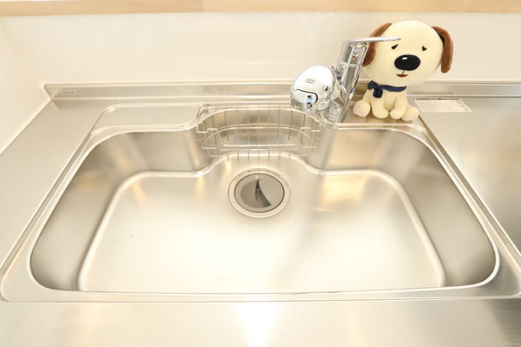 【シンク】
継ぎ目が少なく汚れが溜まりにくい滑らかな造りで、
日々の拭き掃除やお手入れがしやすく、清潔感を保ちやすい仕様です。