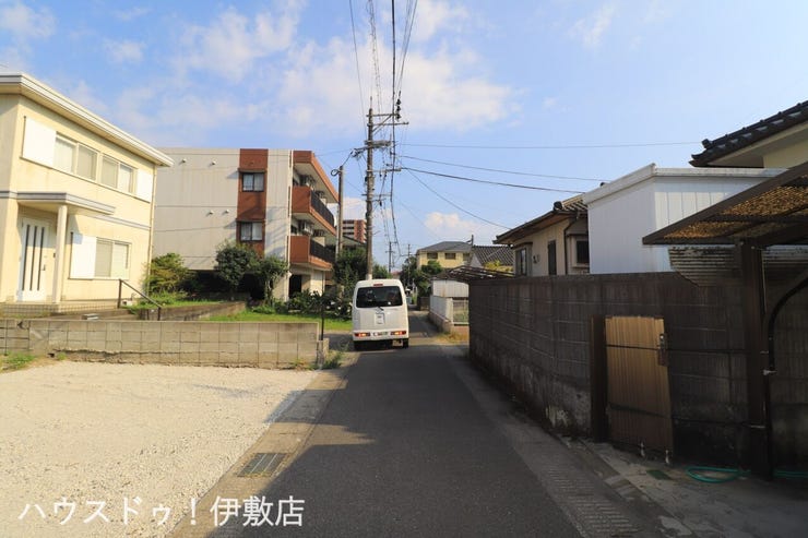 伊敷１丁目 新築戸建 【前面道路】
南西側前面道路、幅員約3.2mの前面道路です。車がすれ違うには厳しい道幅ですが、車はスピードを抑えて走行するので、お子様にも安全な道幅となっています。
