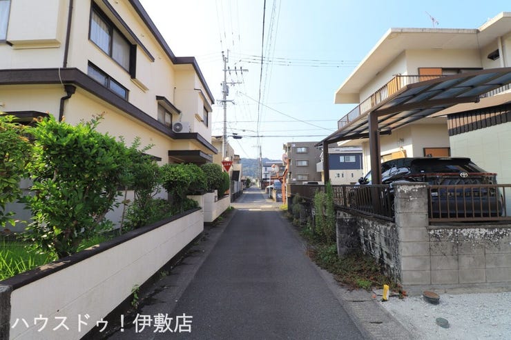 伊敷１丁目 新築戸建 【前面道路】
南西側前面道路、幅員約3.2mの前面道路です。車がすれ違うには厳しい道幅ですが、車はスピードを抑えて走行するので、お子様にも安全な道幅となっています。