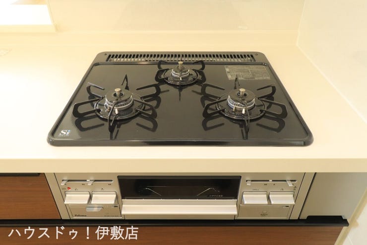 伊敷１丁目 新築戸建 【三口ガスコンロ】
キッチンには三口ガスコンロを採用。IHでは物足りない方にはおすすめです