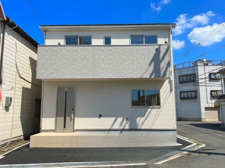 【外観】
●【明るい白基調のシンプルな外観デザイン】2階全面にワイドバルコニーを備えた、スタイリッシュな佇まい。