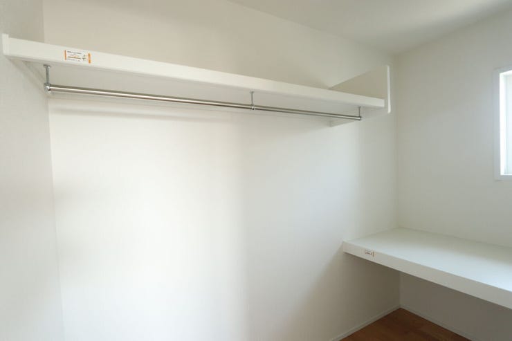 奥行きのあるウォークインクローゼットは作業台付き。
その場で着替えや衣類のメンテナンスもできる、身支度と管理の効率が上がります♪