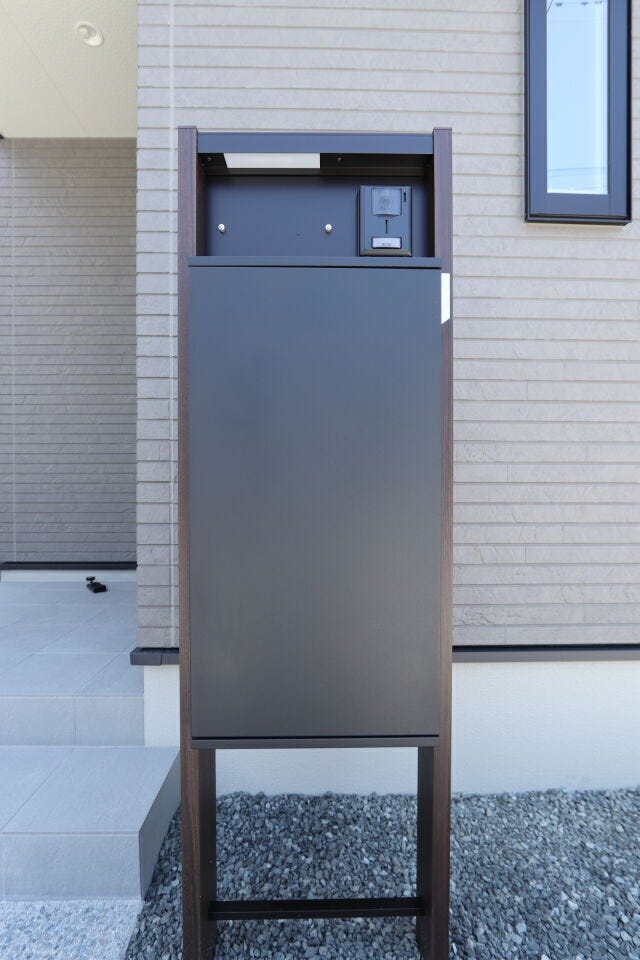 インターホン付きの宅配BOX。
手が離せない時でもインターホン越しで会話ができ、対面不要で荷物を受け取れます。