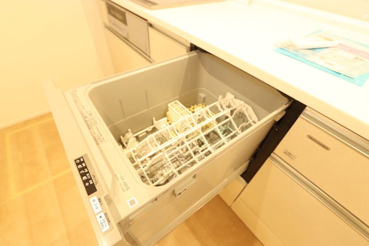 【食器洗浄乾燥機】
油汚れがスッキリ落ちるだけでなく、雑菌の繁殖を抑えて高い除菌効果を発揮します。
数十分~1時間の作業から解放されるため、家族と過ごす時間や趣味、休息時間に充てることができます♪