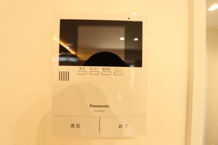 【TVモニター付きインターホン】
訪問者を画像と音声で確認できる、防犯性に優れた安心のシステム。スッキリとしたデザインで、誰でも簡単に操作していただけます。