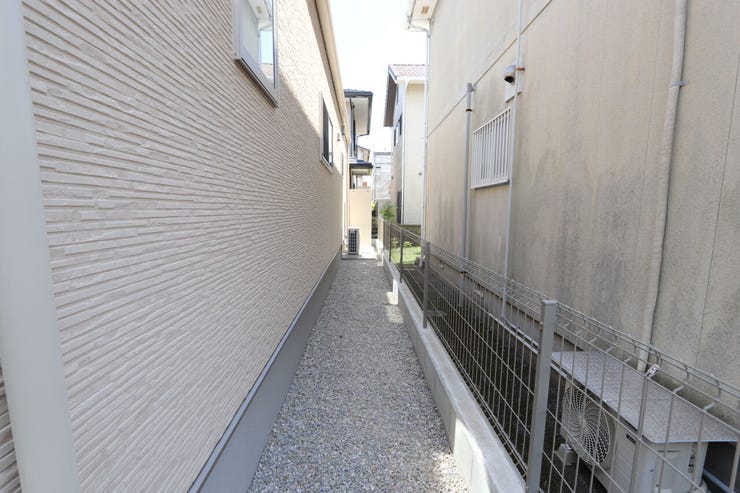 【敷地内写真】
西側の敷地内写真です