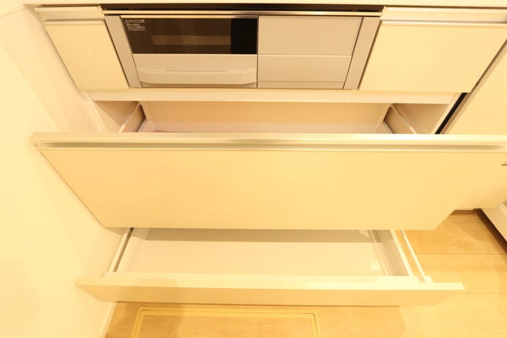 【キッチン収納】
どこに何があるか一目で分かりやすいキッチン収納です。
奥の物まで見渡せるフルスライド式の引き出しを完備。重い調理器具や調味料もスムーズに取り出せます♪