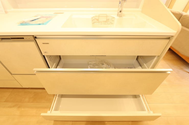 【キッチン収納】
どこに何があるか一目で分かりやすいキッチン収納です。
奥の物まで見渡せるフルスライド式の引き出しを完備。重い調理器具や調味料もスムーズに取り出せます♪