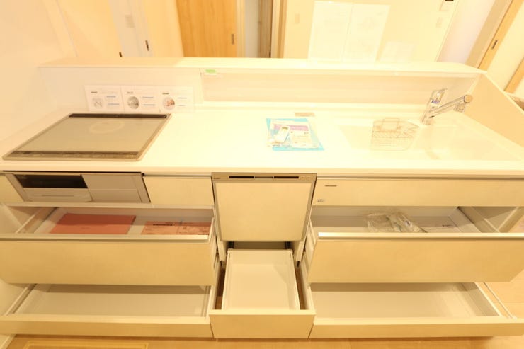 【キッチン】
リビングになじむ白を基調とした、清潔感のあるキッチンです。
キズがつきにくく、汚れも落としやすい人工大理石素材・安全性とお手入れも楽々のIHクッキングヒーターは主婦の味方♪