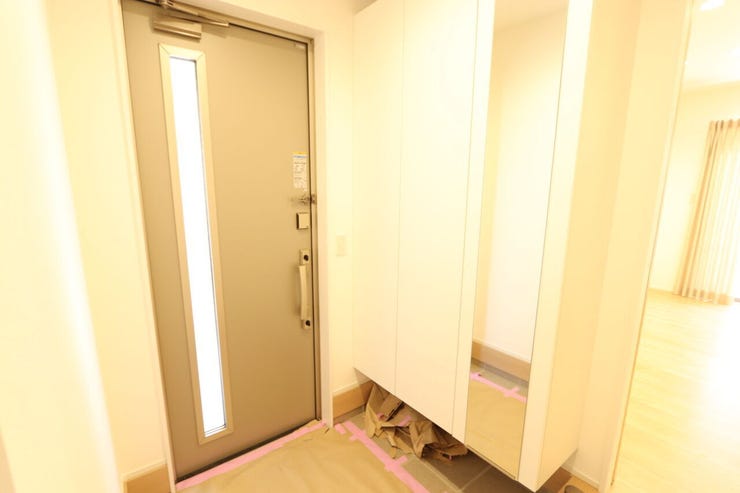 【玄関】
玄関横のシューズボックスは大容量で、靴だけでなくメンテナンス用品もしまうことができ、
玄関スペースを快適に使うことが出来ます♪