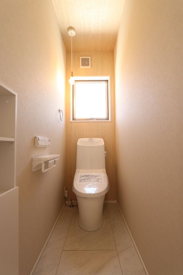 【トイレ】
落ち着きのある白を基調としたトイレです。
停電時、災害時に水が流れやすいタイプで安心性があります。