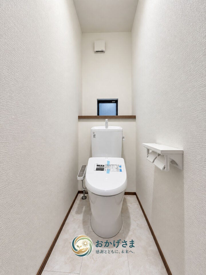【トイレ】
明るく清潔感のあるトイレ空間。温水洗浄便座を備え、毎日の暮らしにうれしい快適さを整えています。