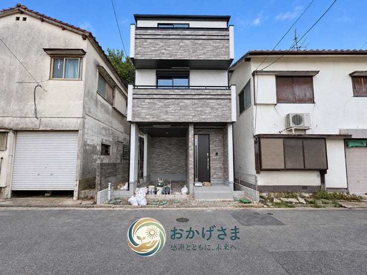 【外観】
落ち着いた色合いが印象的な3階建てのお住まい。ビルトインガレージを備えた、すっきりとした外観です。