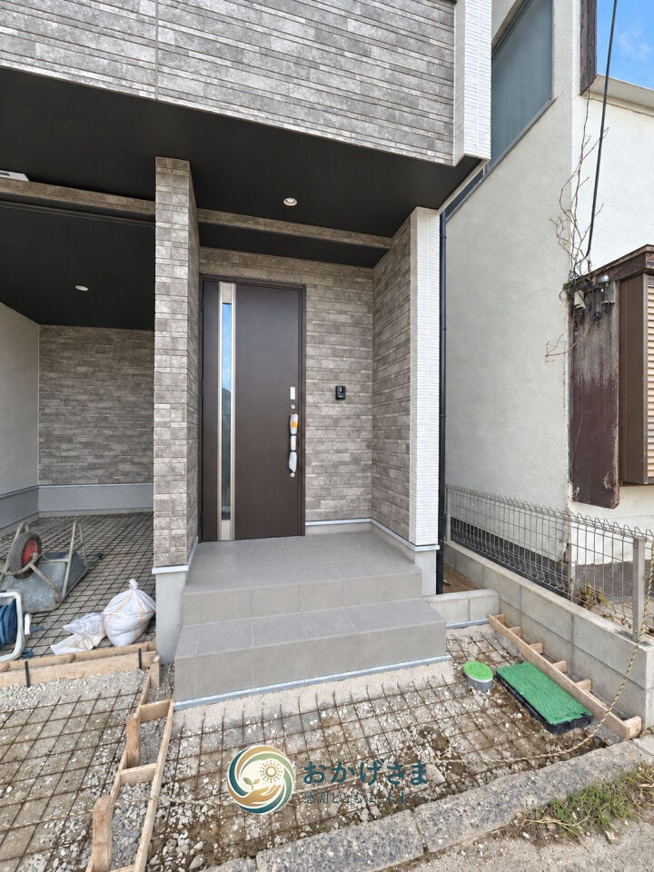 【玄関】
落ち着いた色合いの玄関まわり。お住まいの顔として、毎日の出入りをやさしく迎えてくれます。