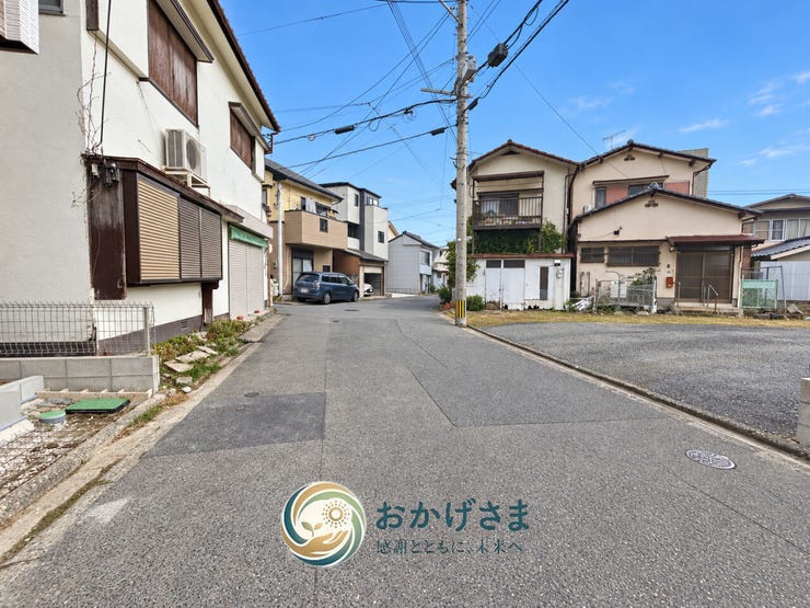 【前面道路】
現地と前面道路の様子です。車の出し入れや周辺の交通量など、暮らしの動線を現地で確かめられます。