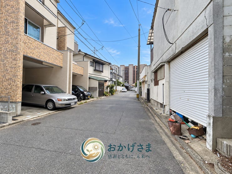 【前面道路】
周辺の街並みと道路の見通しを確認できます。駅や買い物施設へ向かう道の雰囲気もぜひご覧ください。
