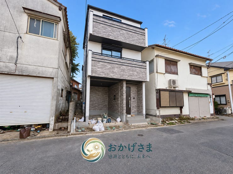 【外観】
街並みに調和する落ち着いた外観。立体的なフォルムと窓の配置が印象的な、3階建てのお住まいです。