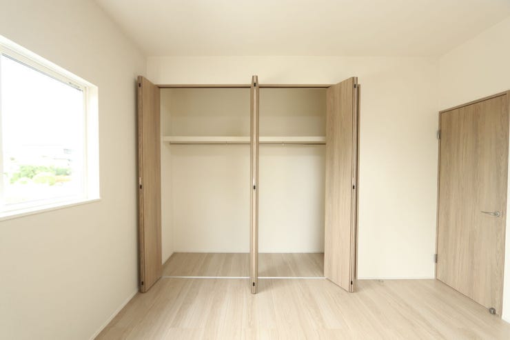 【8帖洋室】
ホワイト×落ち着いた木目調のお部屋です。
大きなクローゼットはバッグや長めの衣類、収納ケースなどを収納できます♪