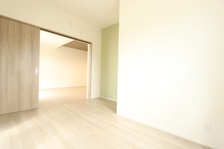 【6帖洋室】
グリーンのアクセントクロスがお部屋の奥行きを感じさせます。
プライバシー性を守る窓は小さいながらもお部屋に明るい光を取り込みます♪