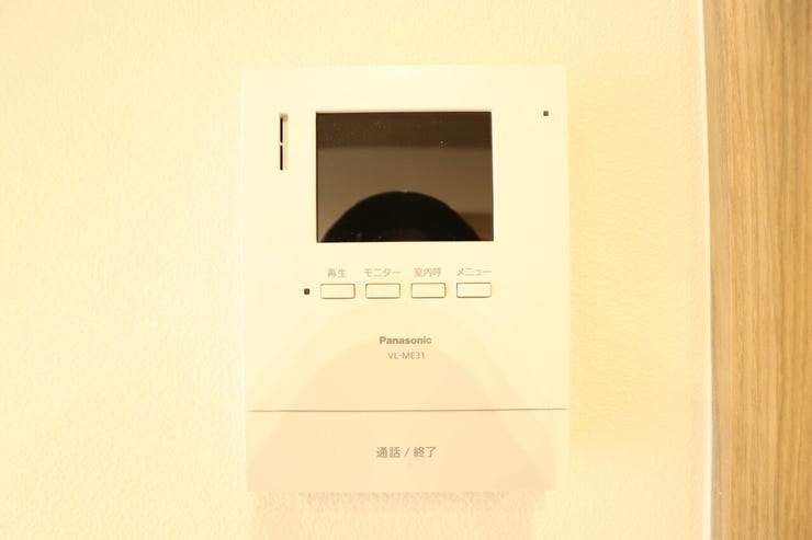 【TVモニター付きインターホン】
訪問者を画像と音声で確認できる、防犯性に優れた安心のシステム。スッキリとしたデザインで、誰でも簡単に操作できます。